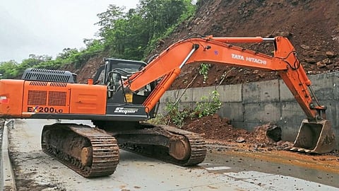 मुंबई-गोवा राष्ट्रीय महामार्गावरील कामथे घाटात दरड कोसळली