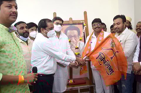 सुरेश साखरे यांना सेनेचा झेंडा देताना आमदार दुष्यंत चतुर्वेदी, प्रमोद मानमोडे व इतर