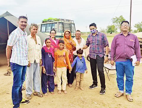 पोलिसांच्या मदतीने फुलले गरजूंच्या चेहऱ्यावर हास्य