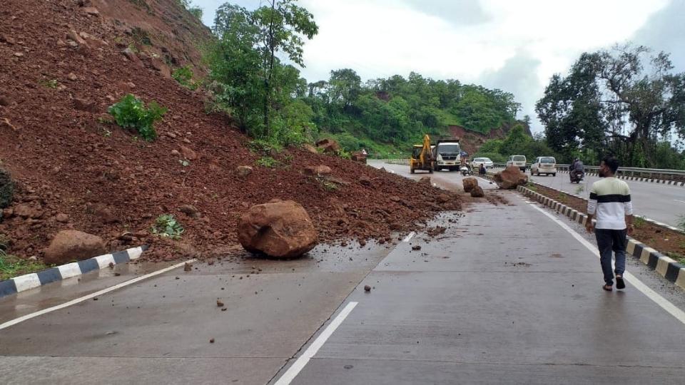 मुंबई - गोवा हायवेवरील भोस्ते घाटात कोसळाली दरड