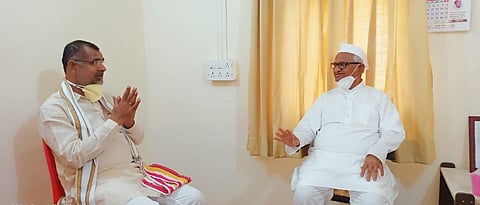 सदाभाऊ खोत अण्णांच्या भेटीला, सरकारलाच कोरोना झाल्याची टीका