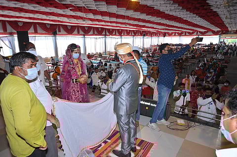 कोविड सेंटरमध्येच शुभमंगल! रूखवतात पीपीई किट, सॅनिटायझर