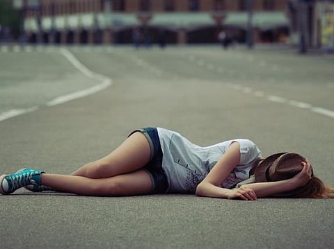 कधीही, कुठेही अचानकपणे झोपतात लोक, तेही 6 दिवस! काय आहे गावाचं रहस्य?