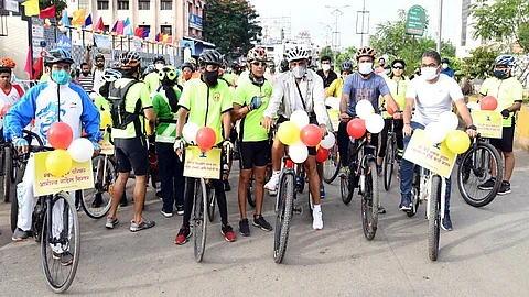 औरंगाबाद - आंतरराष्ट्रीय योग दिनाच्या पार्श्वभूमीवर शहरातून सायकल फेरी काढण्यात आली.
