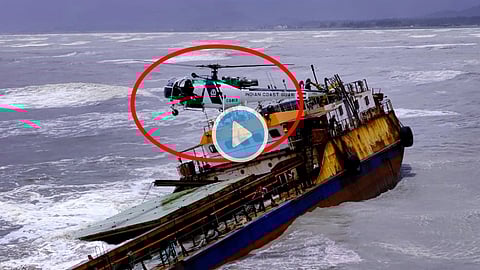खवळलेल्या समुद्रात बुडत्या जहाजावरून वाचवले 16 जणांचे प्राण