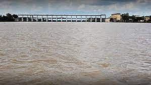 विष्णुपूरी प्रकल्पाचा एक दरवाजा उघडला