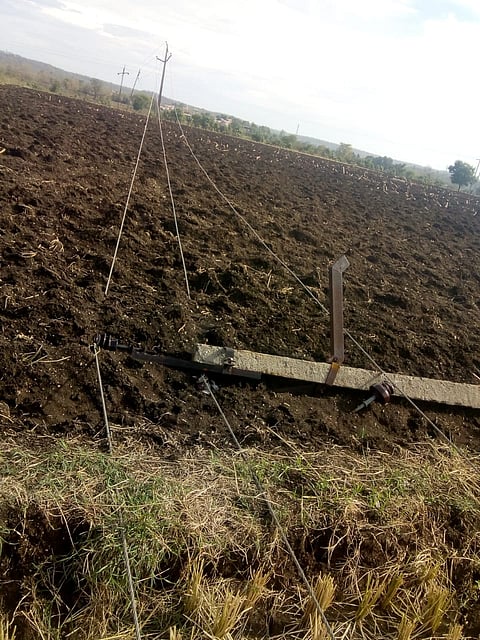 विद्यूत तारा व खांब शेतात पडून