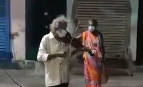पोट भरण्यासाठी रस्त्यावर वाजवतोय व्हायोलिन; वृद्धाचा VIDEO VIRAL
