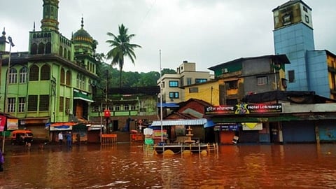 'पाच' जिल्ह्यांसाठी हवामानाचा अलर्ट; निवळी घाटात वाहतूक ठप्प