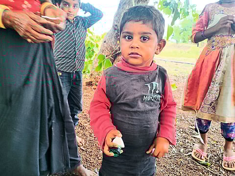 खेळता खेळता बालक पडला बोअरवेलमध्ये अन् पुढे?