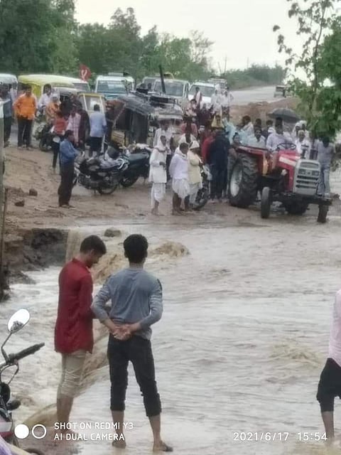 किनवट ताुक्यातील हाच तो पुल वाहून गेला.