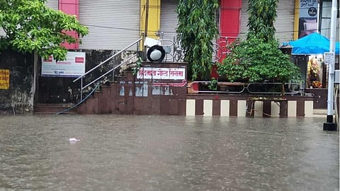 सुरूवातीला पावसाचा जोर कमी होता पण नंतर मुसळधार (Raining) पाऊस पडण्यास सुरूवात झाली. त्यामुळे दादर हिंदमाता या परिसरात पाणी साचलं आहे.