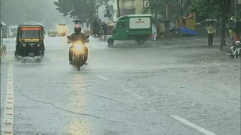 मुंबईत पाऊस is Back!! लोकल सेवा सुरळीत; रस्ते वाहतूक मंदावली