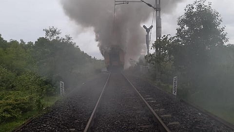 कोकण रेल्वेमार्गावर युटिलिटी व्हेईकलला आग; वाहतूकीवर परिणाम