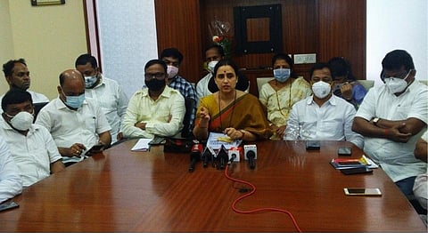 मंत्र्यांना रस्त्यावर फिरू देणार नाही ; चित्रा वाघ यांचा इशारा