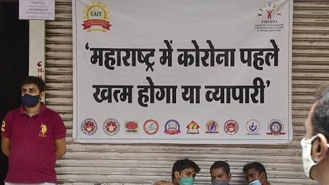 मुंबईत तिसऱ्या स्तराचे निर्बंध; ग्राहकांची ठाणे, नवी मुंबईकडे धाव