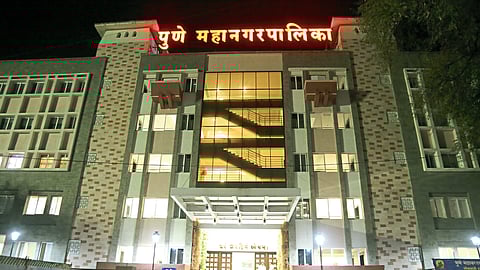 दवाखाने, शाळा पालिकेत वर्ग करा; उपमुख्यमंत्र्यांची सूचना