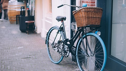 World Bicycle Day: सायकल ट्रॅकवर धावणारं जग!
