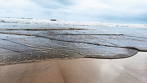 गुहागरात चार ठिकाणी समुद्रावर तेलाचा तवंग