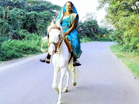 स्वॅग! साडी नेसून हॉर्स रायडिंग; पाहा अफलातून व्हिडीओ