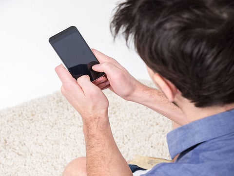 सावधान! टॉयलेटमध्ये मोबाईल वापरणं ठरू शकतं धोक्याचं