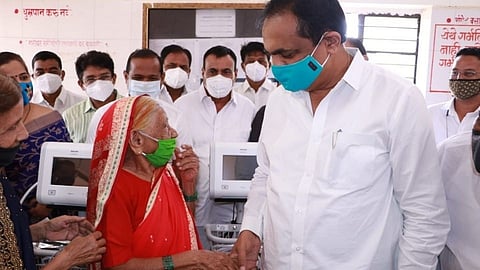 108 वर्षांच्या आजींची जिद्दच भारी; जयंत पाटीलांकडून साडी चोळीचा सत्कार