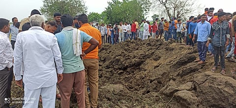 जिलेटीनचा स्फओट झाल्यानंतर वीस फुट खोल खड्डा पडला