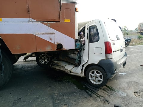 खड्डे वाचविण्याच्या प्रयत्नात गमावला जीव, कार - कंटेनर अपघात