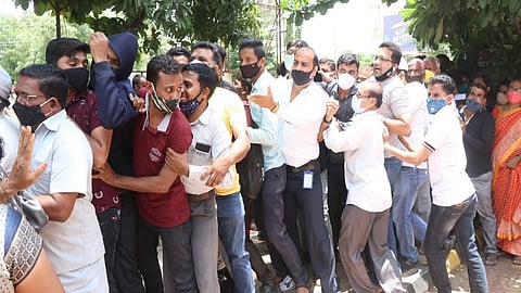 औरंगाबाद - कोरोना लस घेण्यासाठी नागरिकांची सुरु असलेली रेटारेटी