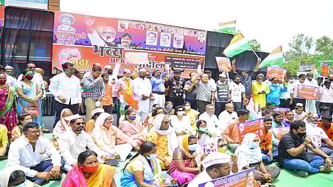 औरंगाबाद : अखिल भारतीय महात्मा फुले समता परिषदेतर्फे आकाशवाणी येथील चौकात आक्रोश आंदोलन करण्यात आले.