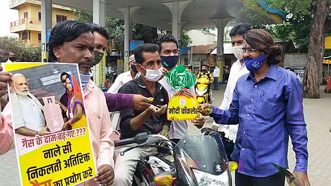 रांजणगाव (जि.औरंगाबाद) : पेट्रोल, डिझेल व खाद्य तेल दरवाढी विरोधात मोदी चाॅकलेट वाटून केंद्र सरकारचा निषेध करण्यात आला.