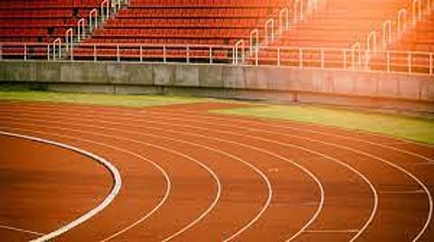 क्रीडा संकुलाच्या धावपट्टीवर दगडाची बिछायत!