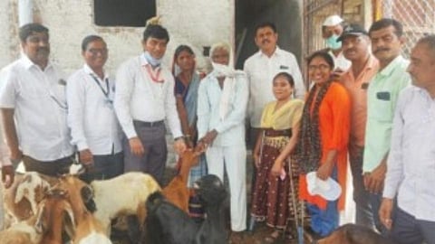 दातृत्व..स्वबळावर उभे राहण्यासाठी कुटुंबाला शेळ्या भेट
