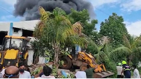 हलगर्जीपणा नडला; सरकता दरवाजा, ज्वालाग्राही पदार्थांकडे दुर्लक्ष