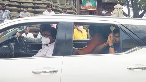 उमरगा (जि.उस्मानाबाद) : खासदार ओमराजे निंबाळकर हे माजी खासदार रविंद्र गायकवाड यांच्या गाडीत कार्यक्रमास्थळी आल्याचे चित्र उपस्थितीतांना आश्वर्याचे वाटत होते.