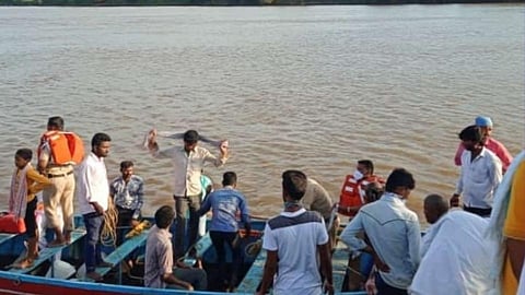 कुटुंबीयांचे डोळे कृष्णेकडे; 4 सख्खे भाऊ नदीत बुडाले