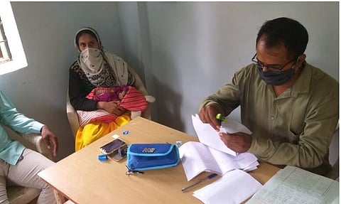 आदर्शवत सरपंच! 9 दिवसांच्या बाळासह बैठकीला हजर