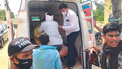 पुरणपोळी खाल्ल्यानंतर विषबाधा झालेल्यांना रुग्णवाहिकेतून रुग्णालयात नेताना ग्रामस्थ