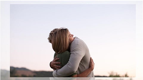 फक्त लोकांना मिठी मारुन ती कमावते तासाला ७,३०० रुपये