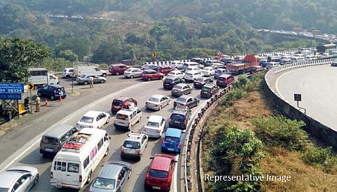 पुणे - मुंबई एक्सप्रेस वेवर खंडाळ्याजवळ अपघात; वाहतुकीची प्रचंड कोंडी