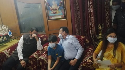 खडसेंच्या दारी फडणवीस...अनेकांच्या उंचावल्या भुवया