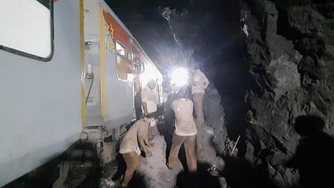 रत्नागिरी : राजधानी एक्सप्रेसचे इंजिन रुळावरून घसरले