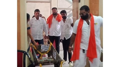 शिवसेना संतप्त, मनपाच्या सभागृहात पोहचवली घंटागाडी