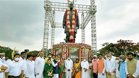 pv narasimha rao statue