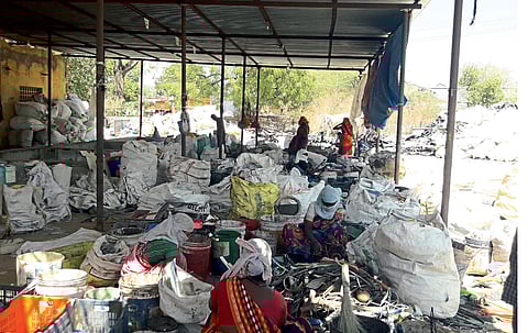 प्रक्रियेकरिता कारखान्यात असलेला कच्चा माल अर्थात कचरा व प्लॅस्टिक.