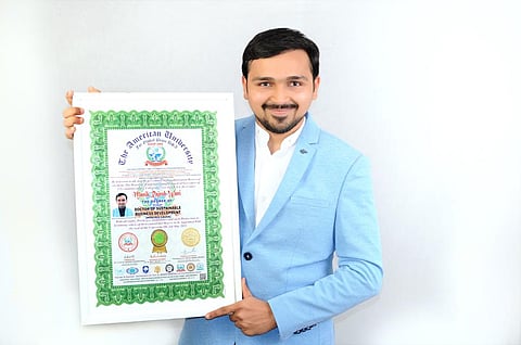 पर्यावरणपूरक उत्पादनातून धुळ्याच्या तरुणाची सातासमुद्रापार झेप !