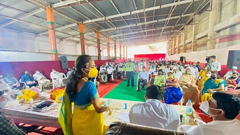 सुप्रिया सुळे भर बैठकीत म्हणाल्या, 'स्टेजवर गर्दी करण्यापेक्षा कार्यकर्त्यांनी...'