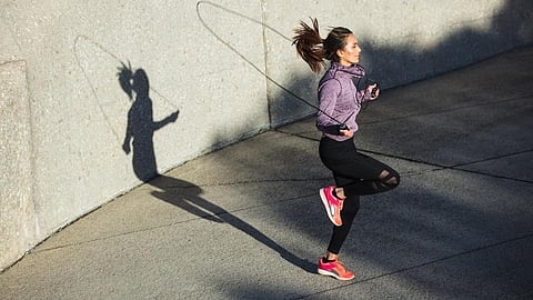 दोरीच्या उड्या मारणे उत्तम एक्सरसाइझ; जाणून घ्या अनेक फायदे