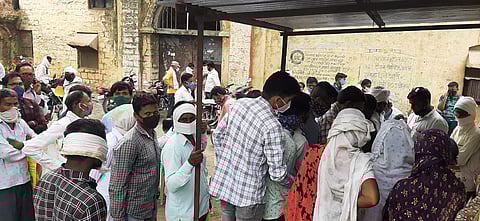 बुलढाणा: मुद्रांक खरेदीकरिता नागरिकांची केलेली प्रचंड गर्दी...