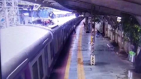 ट्रेनखाली जाणार होता, पण 'तिच्या' चपळाईमुळे वाचले प्राण